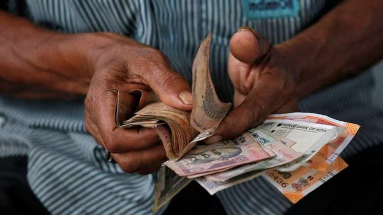 Minimum Wage Rates: కార్మికులకు కేంద్రం శుభవార్త.. కనీస వేతనాలు పెంపు