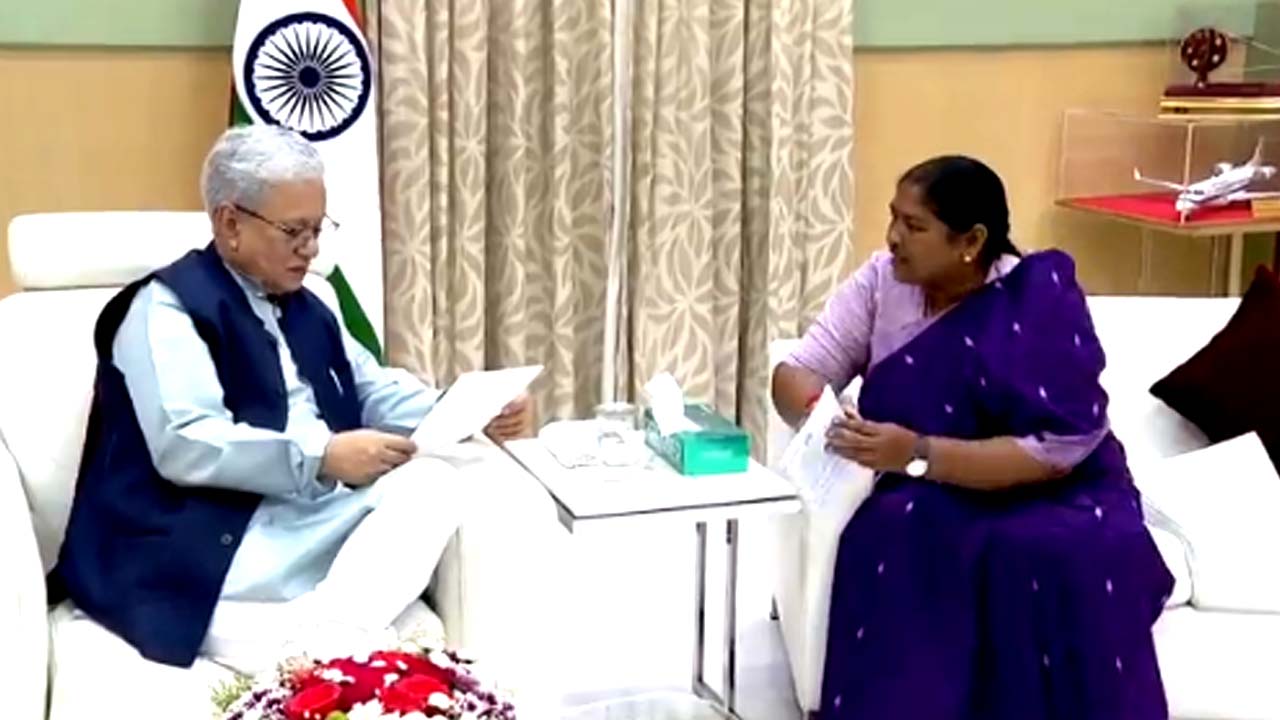 Minister Seethakka: ములుగు మున్సిపాలిటీ బిల్లుపై గవర్నర్ జిష్ణు దేవ్ తో సీతక్క భేటీ