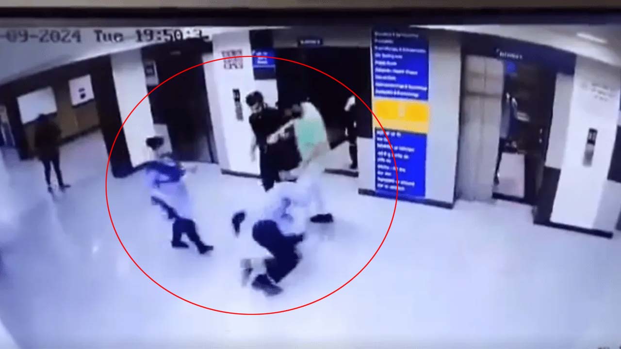 Viral video: నోయిడా ఆస్పత్రిలో యువకులు వీరంగం.. సెక్యూరిటీ గార్డులపై దాడి