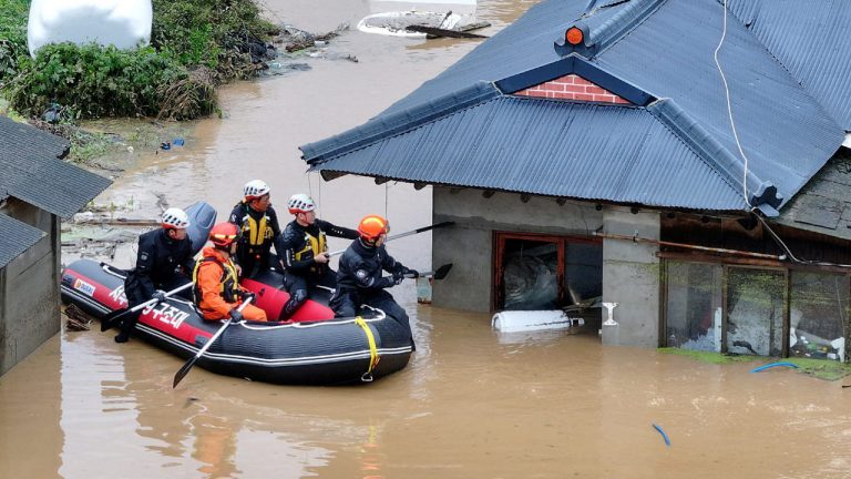 Viral : వరదల సమయంలో నిర్లక్ష్యంగా వ్యవహరించిన 30 మంది అధికారులకు మరణశిక్ష