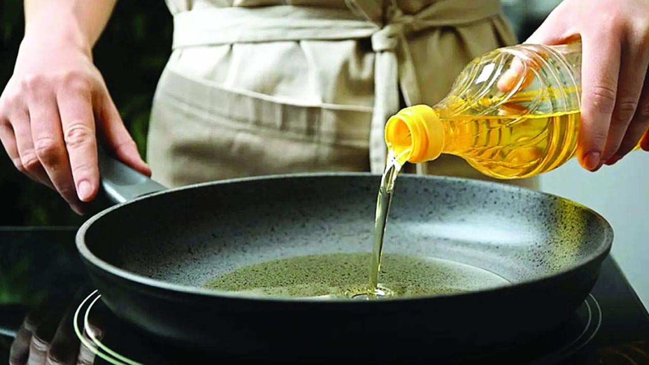 Cooking Oil: భారీగా పెరగనున్న వంట నూనెల ధరలు.. దిగుమతి సుంకం పెంపు ఎఫెక్ట్..!