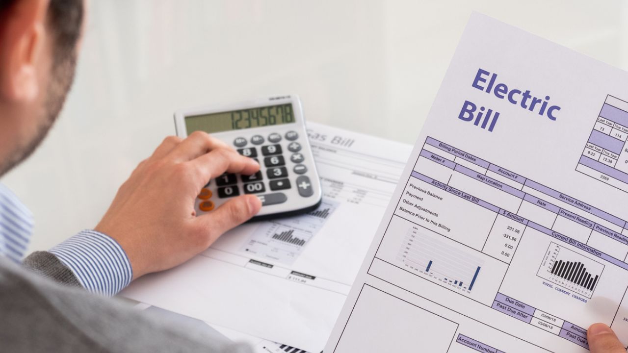 Electric Bill: అయ్యయ్యో.. 15 సంవత్సరాలుగా పక్కింటి వారి విద్యుత్ బిల్లును కడుతున్న వ్యక్తి..