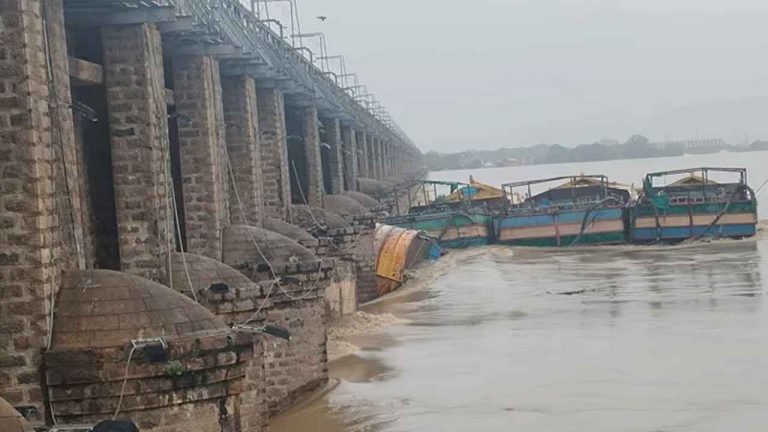Vijayawada Floods : ఊపందుకున్న ప్రకాశం బ్యారేజ్ గేట్ రిపేర్ పనులు