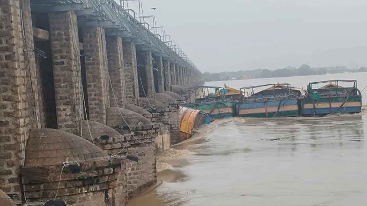 Vijayawada Floods : ఊపందుకున్న ప్రకాశం బ్యారేజ్ గేట్ రిపేర్ పనులు