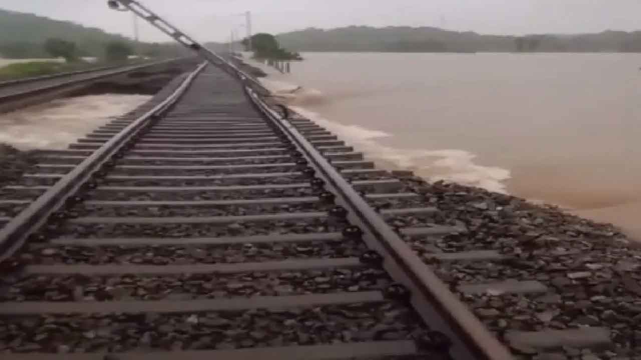Telangana Rains : దెబ్బతిన్న రైల్వే ట్రాక్స్‌కు యుద్ధ ప్రాతిపదికన మరమ్మతులు