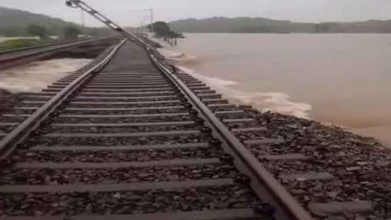 South Central Railway: స్థంభించిన సౌత్ సెంట్రల్ రైల్వే రవాణా వ్యవస్థ..