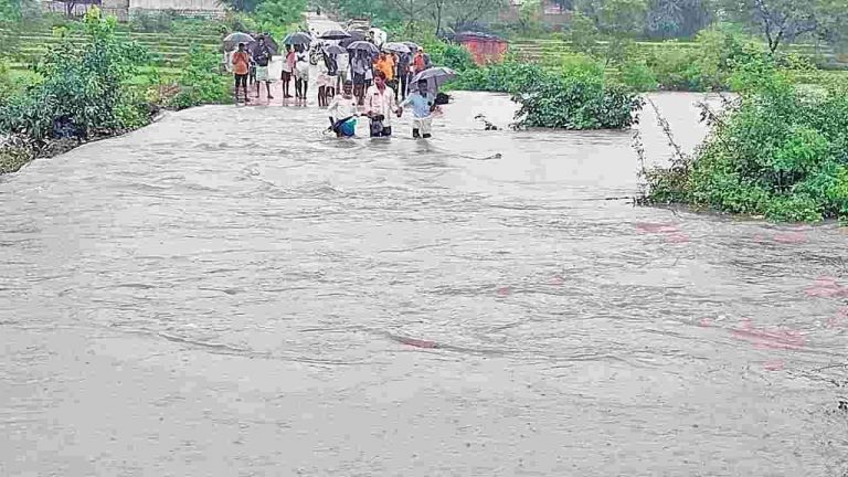 Telangana Rains : రాష్ట్రవ్యాప్తంగా పలు జిల్లాల్లో కురుస్తున్న భారీ వర్షాలకు జనజీవనం అస్తవ్యస్తం