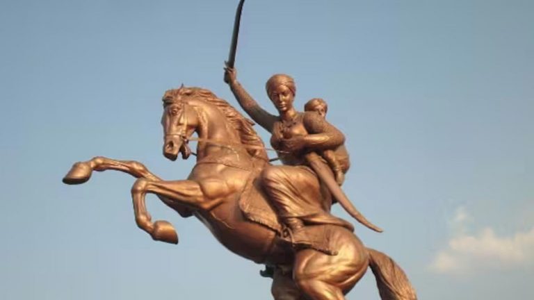 Rani Laxmibai: రాణి లక్ష్మీబాయి విగ్రహాన్ని వ్యతిరేకించిన వక్ఫ్.. కోర్టుకు ముస్లిం సంఘం క్షమాపణలు!