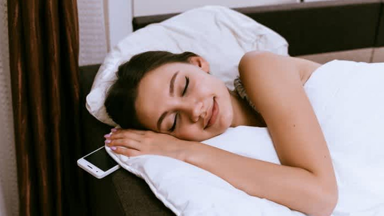 Mobile Phone : మొబైల్ ఫోన్ దిండు కింద పెట్టుకుని నిద్రపోతే క్యాన్సర్ కూడా రావచ్చు..!