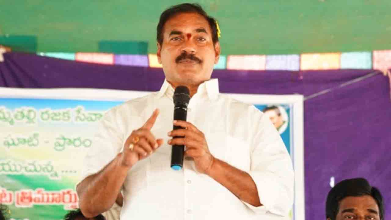 Thota Trimurthulu: రాష్ట్రంలో రెడ్ బుక్ రాజ్యాంగం అమలు అవుతుందా..?