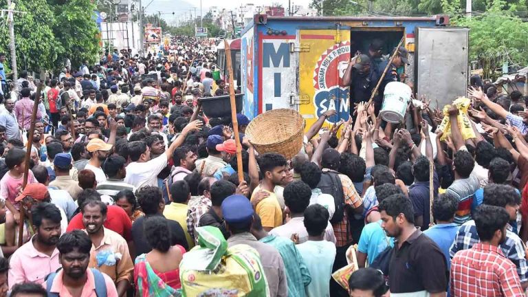 Vijayawada Floods : విజయవాడ ముంపు ప్రాంతాల్లో దయనీయ పరిస్థితి..