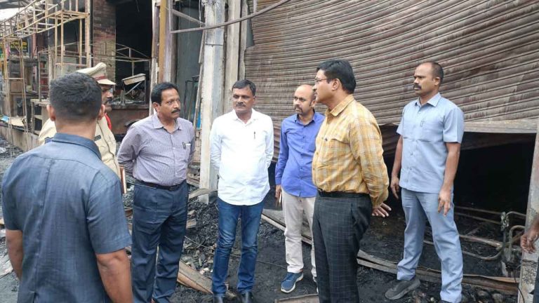 AV Ranganath : టపాసుల షాపు నిర్వాహకులు భద్రతకు ప్రాధాన్యం ఇవ్వాలి