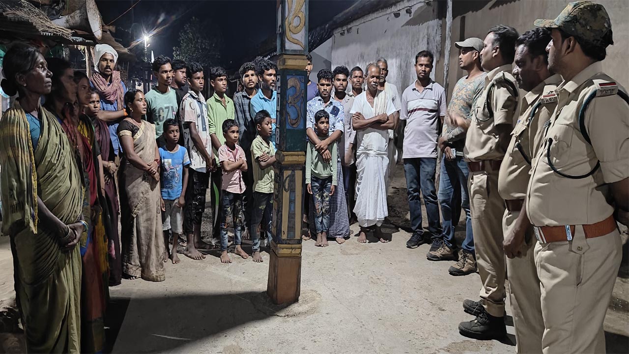 Adilabad: చింతగూడలో ఎద్దుపై పెద్దపులి దాడి.. జాగ్రత్తలపై అటవీ శాఖ అవగాహన..