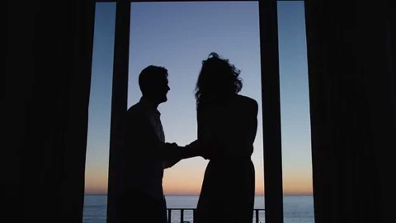 Ahmedabad: హోటల్‌లో జంట రొమాన్స్.. కొద్దిసేపటికే ప్రియురాలి మృతి.. ఏం జరిగిందంటే..!