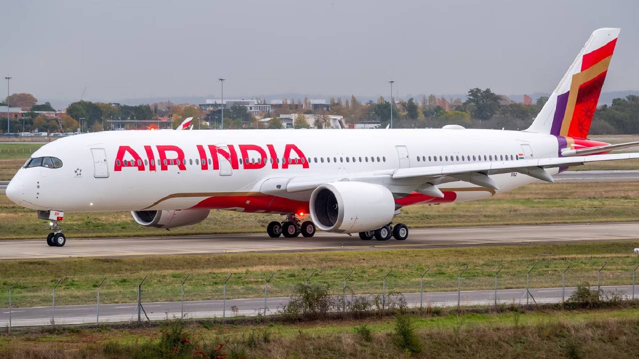 Air India:న్యూఢిల్లీ-చికాగో ఎయిర్ ఇండియా విమానానికి బెదిరింపులు.. కెనడాకు దారి మళ్లింపు..