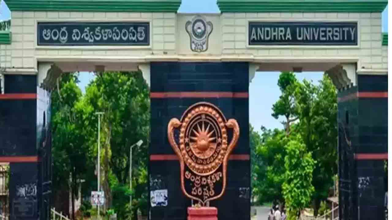 Andhra University: అమ్మాయిలను డ్యాన్సులు చేయాలంటూ ర్యాగింగ్.. 10 మంది సీనియర్ల సస్పెన్షన్