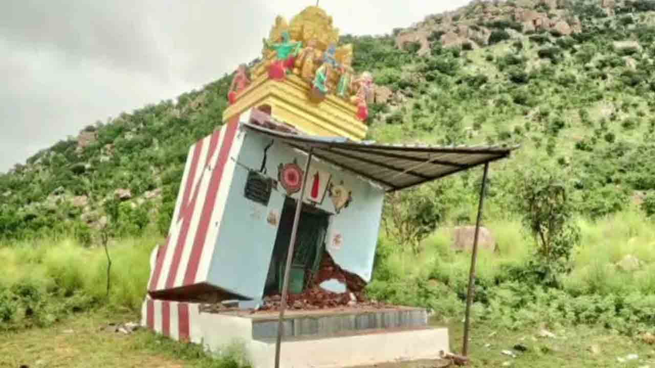 Annamaya District: గుప్త నిధుల కోసమా..? మరేదైనా కారణమా.. అభయాంజనేయ స్వామి ఆలయం కూల్చివేత