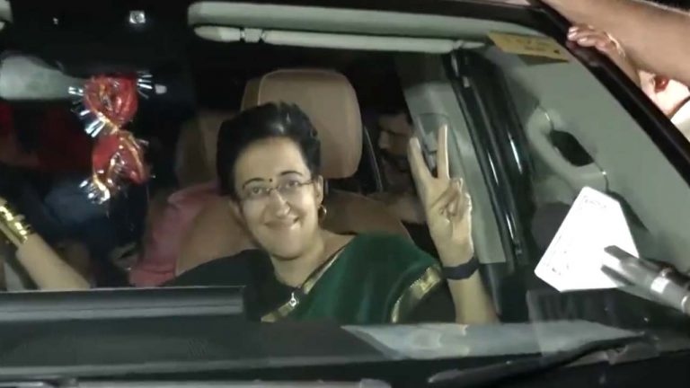 Delhi: తీహార్ జైలు దగ్గర సీఎం అతిషి హడావుడి.. సత్యేందర్ జైన్‌కు స్వాగతం