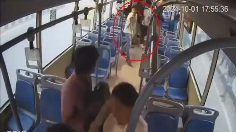 Bengaluru: డోర్‌ దగ్గర నిలబడ వద్దన్నందుకు కండక్టర్‌పై కత్తితో దాడి.. వీడియో వైరల్