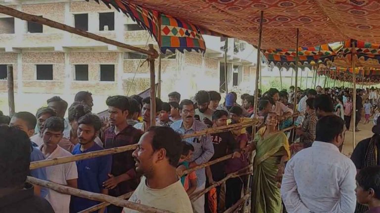 Biryani Offer: మూడు రూపాయలకే బిర్యానీ.. బారులు తీరిన జనం