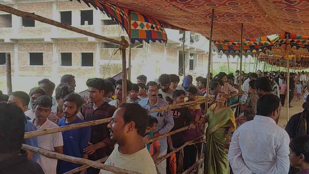 Biryani Offer: మూడు రూపాయలకే బిర్యానీ.. బారులు తీరిన జనం