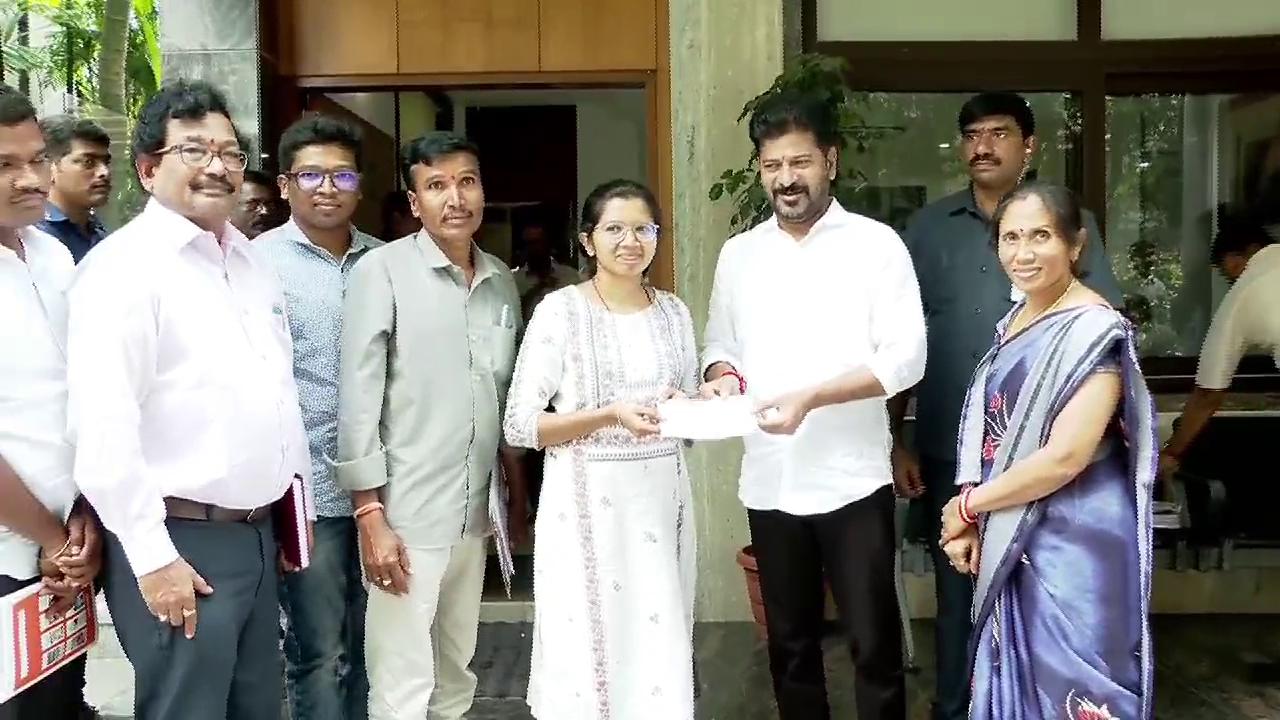 CM Revanth Reddy: గిరిజన బాలిక సాయిశ్రద్ధకు సీఎం రేవంత్ రెడ్డి ఆర్థిక సాయం