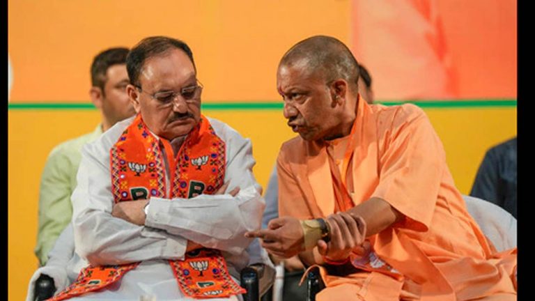 CM Yogi-JP Nadda: వేదికపై సీఎం యోగి చెవిలో నడ్డా గుసగుసలు.. దేని గురించి చర్చించారు?