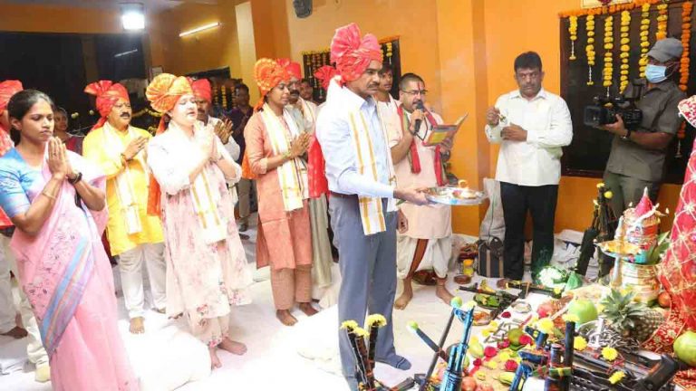 CV Anand: ఆయుధ పూజ, వాహన పూజ నిర్వహించిన సీపీ..