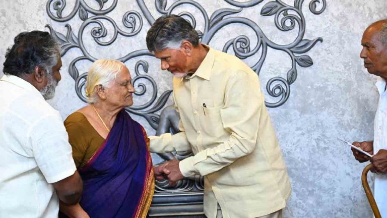 AP: పేదల ఇళ్ల నిర్మాణానికి స్థల వితరణకు ముందుకొచ్చిన ఓ వృద్ధురాలు.. సీఎం అభినందనలు