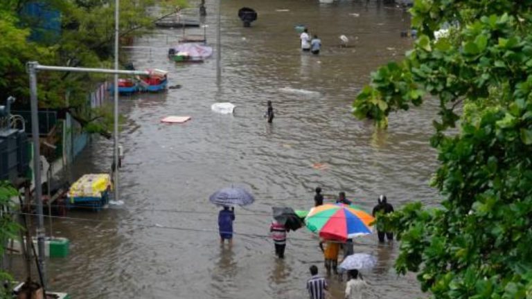 Chennai Rains: చెన్నైలో భారీ వర్షాలు..హోటళ్లకు వెళుతున్న ధనవంతులు!