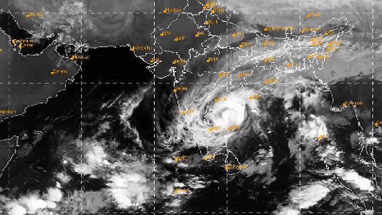 Cyclone Alert: ఏపీకి దూసుకొస్తున్న తుఫాను.. ముందస్తుగా చర్యలు