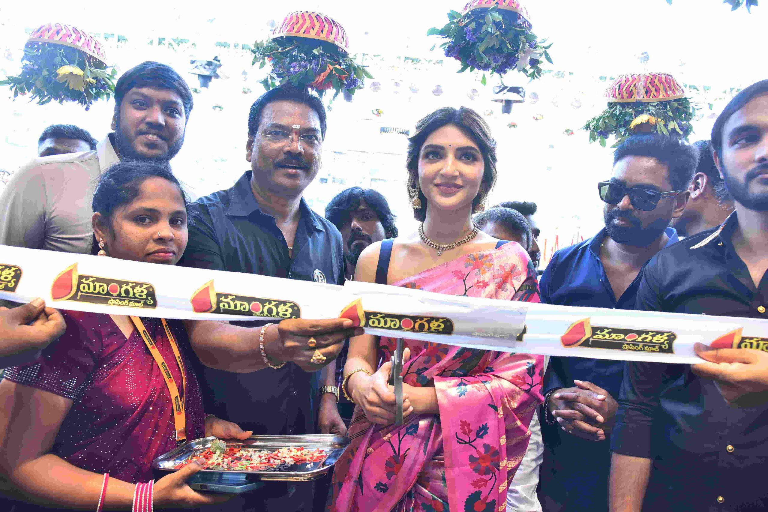 హీరోయిన్ శ్రీలీల చేతుల మీదుగా మణికొండలో మాంగళ్య షాపింగ్ మాల్ ఓపెనింగ్