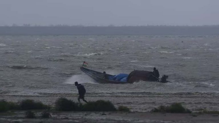 Cyclone Dana Effect: కోల్‌కతా, భువనేశ్వర్ ఎయిర్‌‌పోర్టులు మూసివేత.. ప్రయాణికులకు ఇక్కట్లు