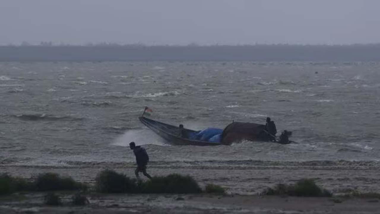 Cyclone Dana Effect: కోల్‌కతా, భువనేశ్వర్ ఎయిర్‌‌పోర్టులు మూసివేత.. ప్రయాణికులకు ఇక్కట్లు
