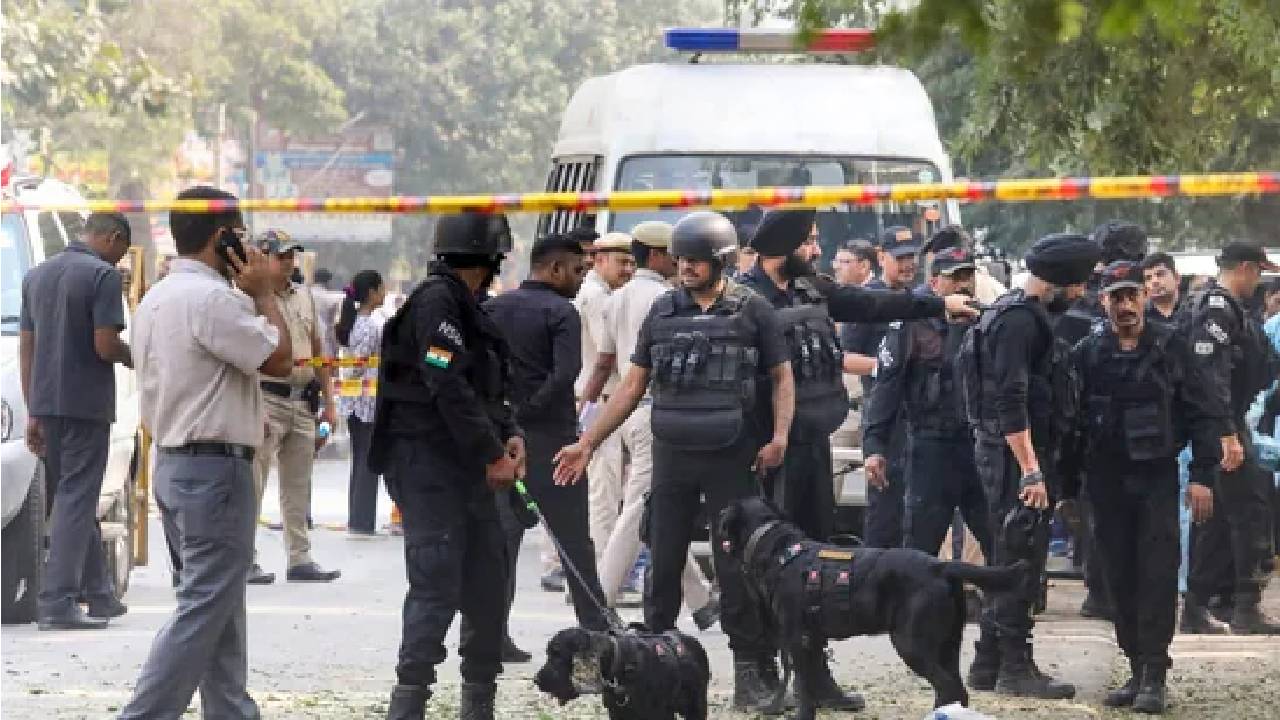 Delhi school blast: ఢిల్లీ పేలుడులో కీలక విషయాలు.. 2 కి.మీ వరకు శబ్ధం, షాక్ వేవ్స్..