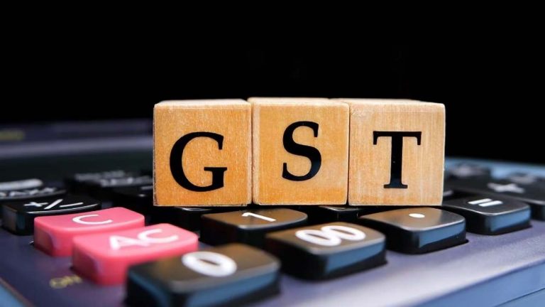 GST : సామాన్యుడికి షాక్.. ఖరీదు కానున్న కూల్ డ్రింక్స్, సిగరెట్లు.. జీఎస్టీ కౌన్సిల్ లో కీలక నిర్ణయాలు