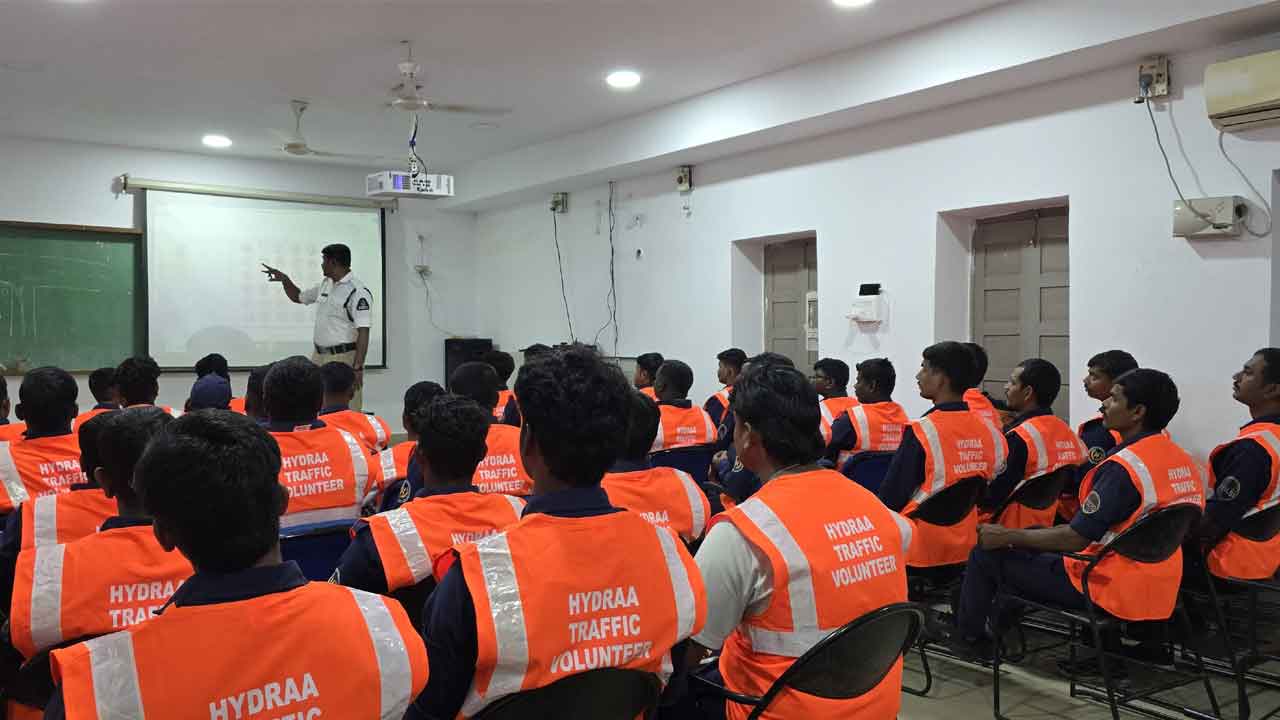 HYDRA Volunteers : ట్రాఫిక్ పోలీసుల‌కు హైడ్రా  వాలంటీర్ల స‌హ‌కారం..