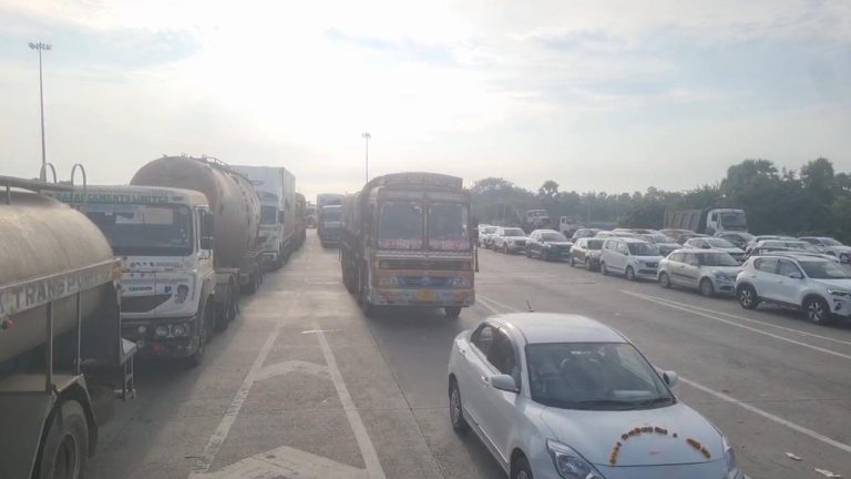 Heavy Traffic: దసరా ముగించుకొని నగరానికి.. పంతంగి టోల్ ప్లాజాల వద్ద వాహనాల రద్దీ..