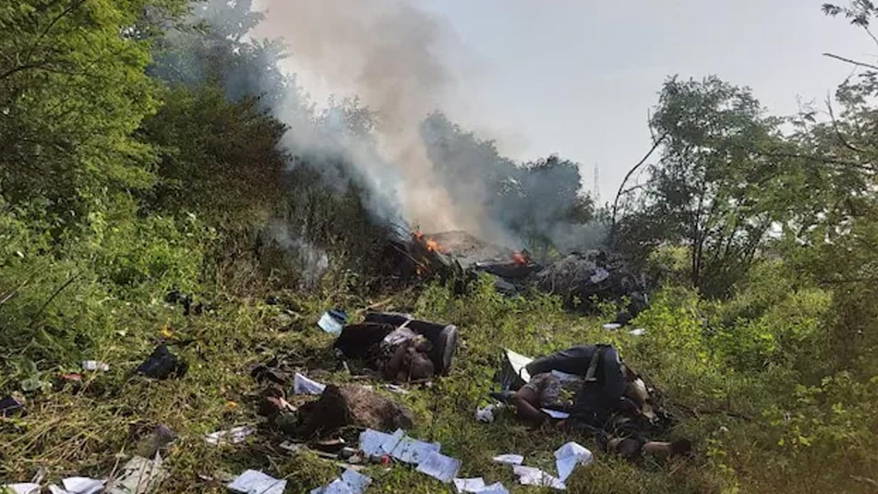 Helicopter Crash: పుణెలో కుప్పకూలిన హెలికాప్టర్.. ముగ్గురు మృతి