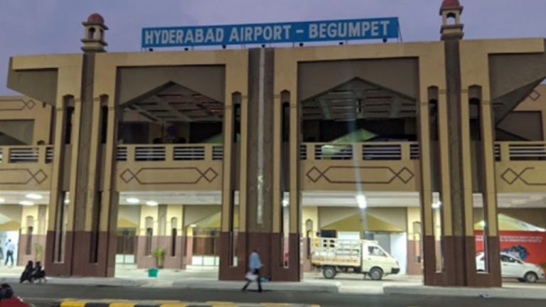 Hyderabad: ఎయిర్‌పోర్టులో పార్క్ చేసిన విమానం ధ్వంసం..