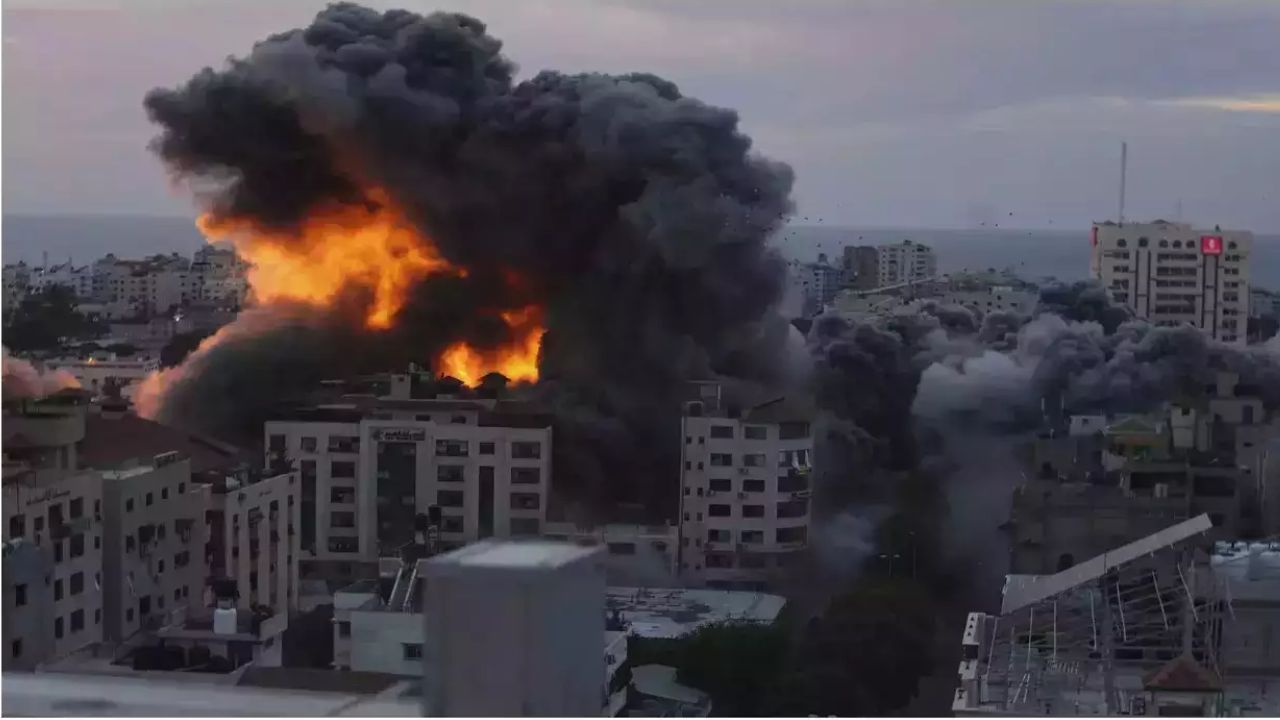 Iran Israel War: వణికిన ఇజ్రాయెల్.. 135 భారీ క్షిపణులతో దాడి చేసిన హిజ్బుల్లా