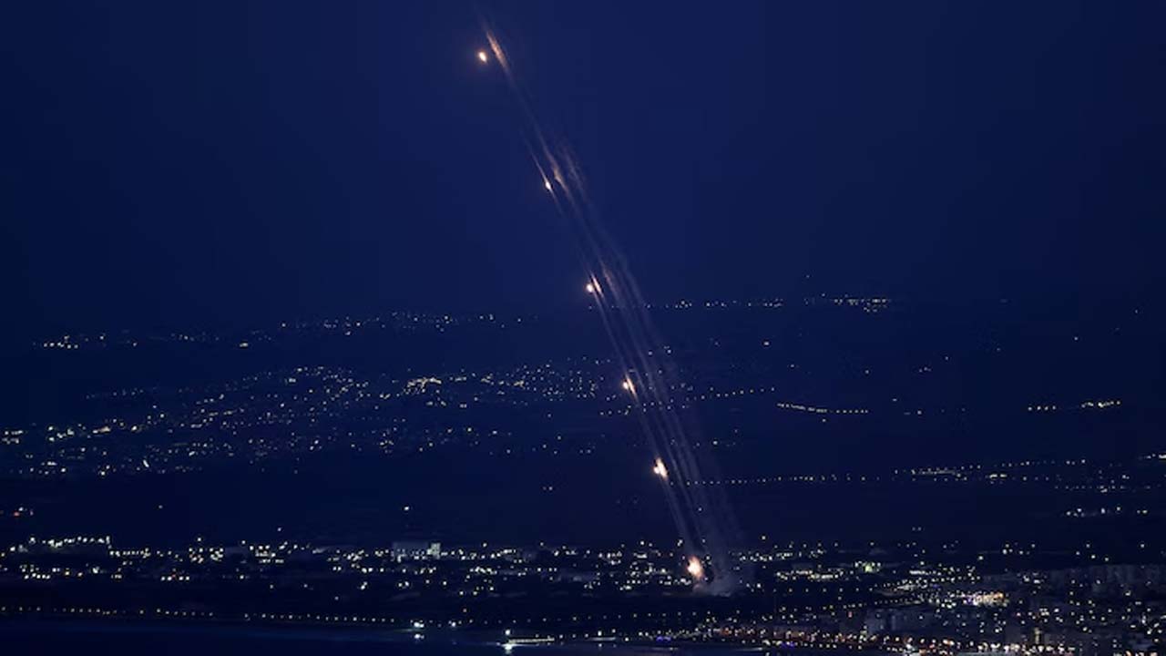 Israel-Iran War: పశ్చిమాసియాలో టెన్షన్ వాతావరణం.. ఇజ్రాయెల్‌పై ఇరాన్ క్షిపణి దాడులు