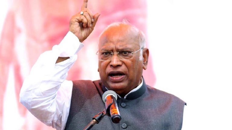 BJP: టెర్రరిస్టులకు సపోర్ట్ చేసే కాంగ్రెస్ ఇలాగే మాట్లాడుతుంది.. ఖర్గే వ్యాఖ్యలపై బీజేపీ ఫైర్..