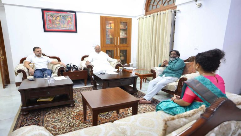 Delhi: రాహుల్, ఖర్గేను కలిసిన సీఎం హేమంత్, కల్పన దంపతులు