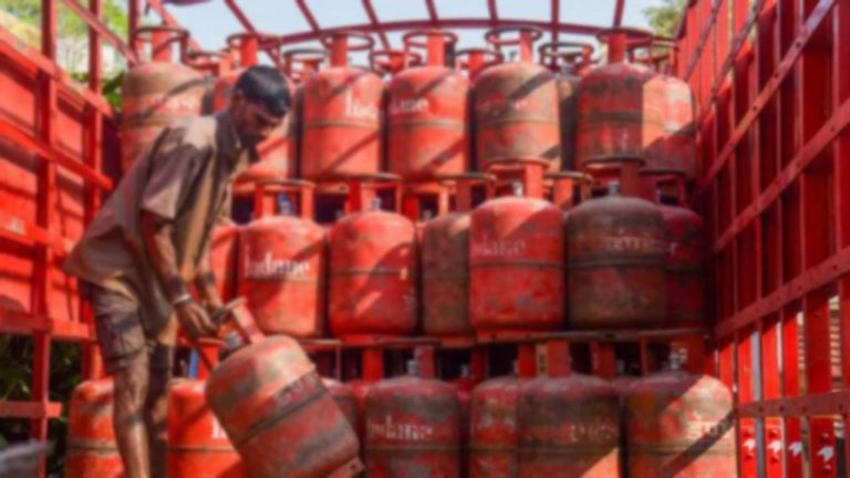 LPG Price Hike: పండగ వేళ షాకిచ్చిన చమురు కంపెనీలు.. LPG సిలిండర్ల ధరలు పెరిగనయ్