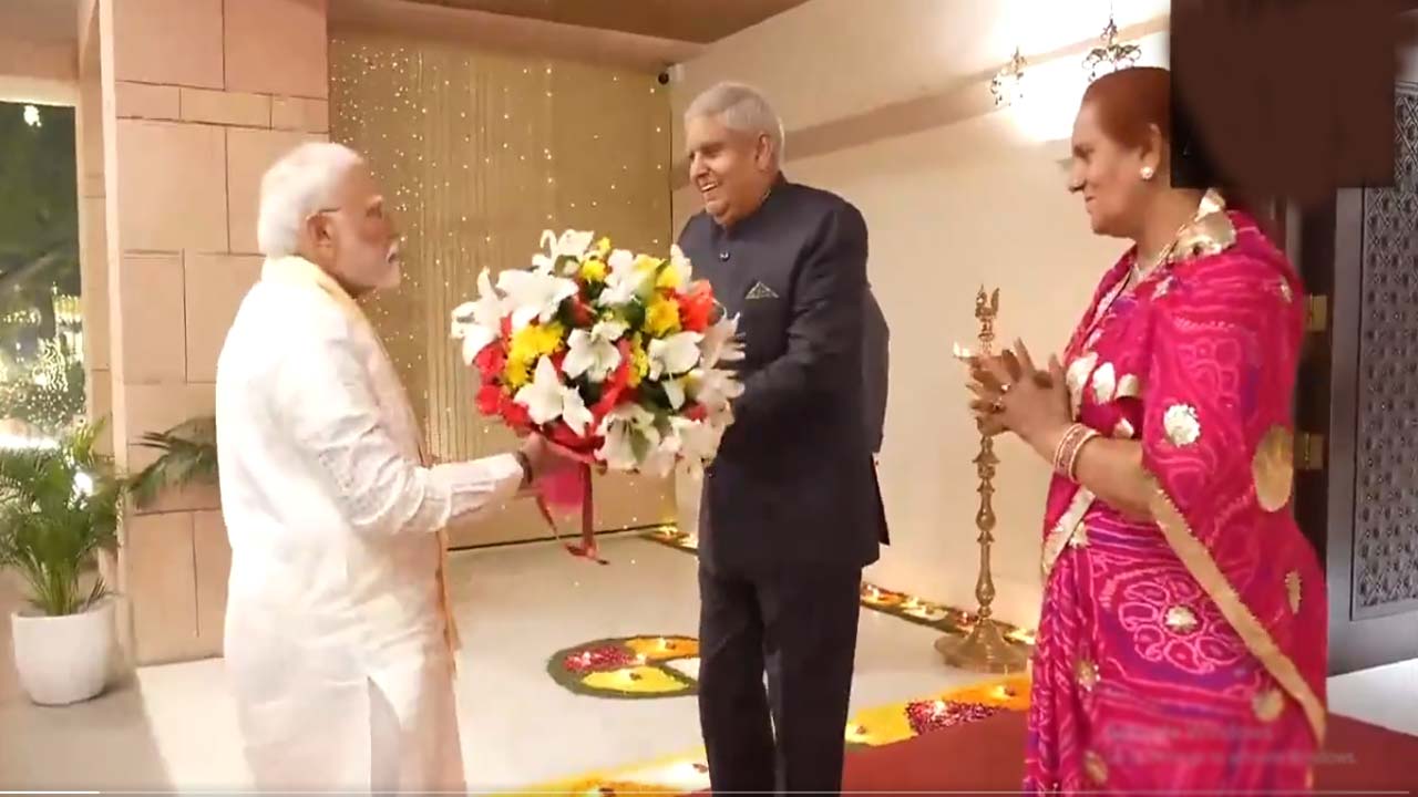 Delhi: రాష్ట్రపతి, ఉపరాష్ట్రపతిని కలిసి దీపావళి శుభాకాంక్షలు చెప్పిన ప్రధాని మోడీ