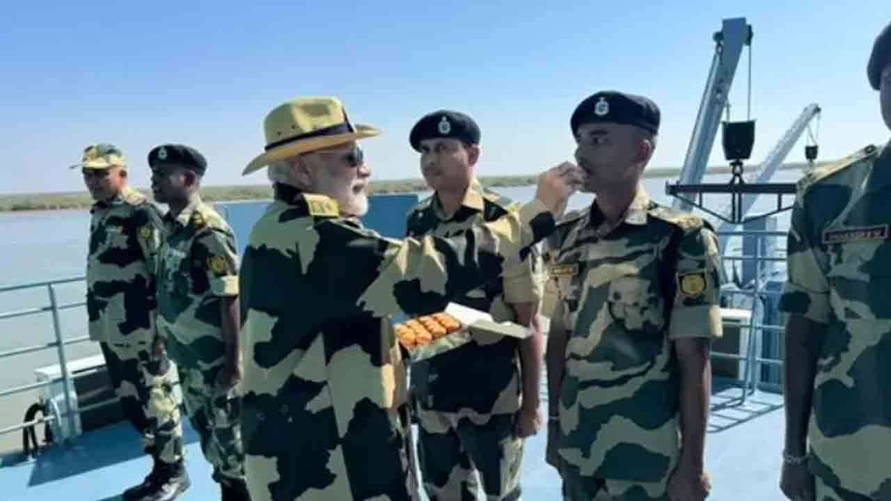 Diwali Celebrations: కచ్‌లో జవాన్లతో కలిసి దీపావళి జరుపుకున్న ప్రధాని మోడీ..