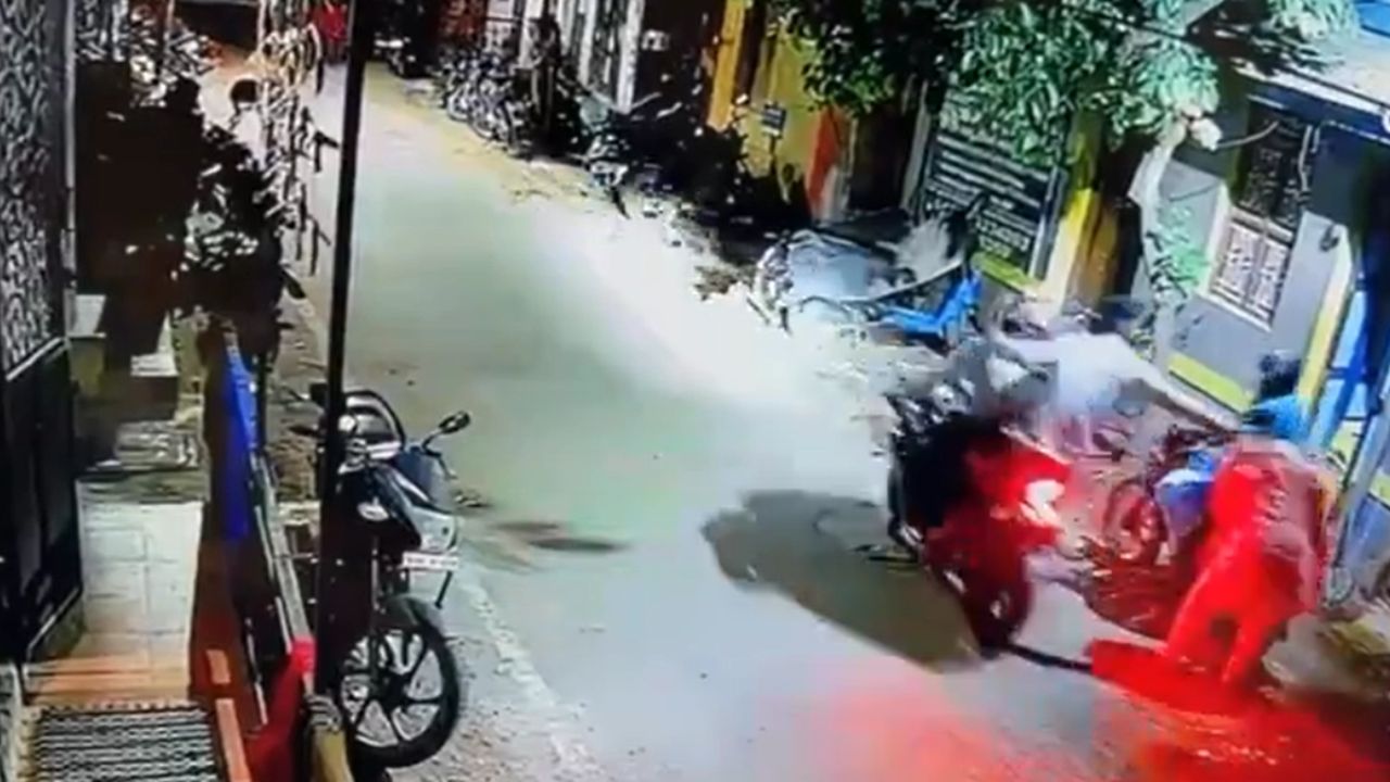 Chain Snatching: దారుణం.. చైన్‌ కోసం మహిళను రోడ్డుపై ఈడ్చుకెళ్లిన దొంగలు! (వీడియో)