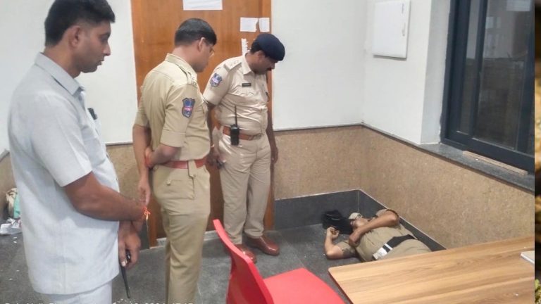 Mahabubabad District : సర్వీస్ గన్‌తో కాల్చుకుని కానిస్టేబుల్ ఆత్మహత్య..