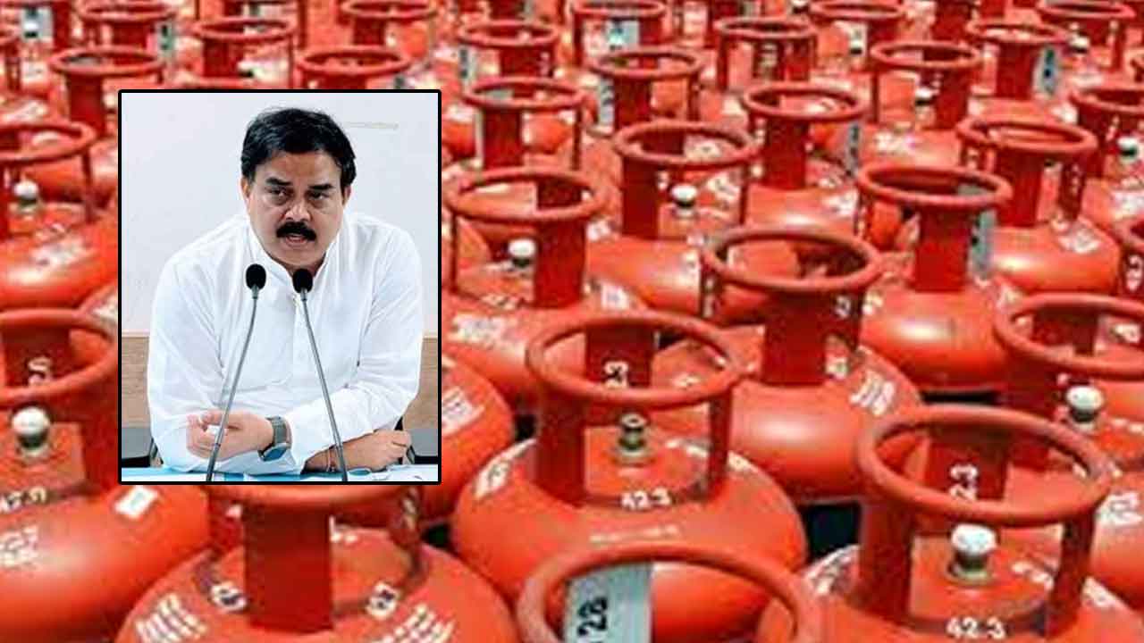 Free Gas Cylinder Scheme: ఉచిత గ్యాస్‌పై కన్ఫ్యూజ్ వద్దు.. ఆ కార్డులకు ఆధార్‌ లింక్‌ ఉంటే అర్హులే..!